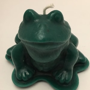 Frog beeswax candle