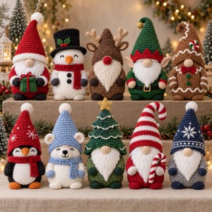 Peut inclure: Une collection de dix figurines de Noël crochetées comprenant un gnome Père Noël, un bonhomme de neige, un renne, un elfe, un bonhomme en pain d'épices, un pingouin, un ours polaire, un gnome sapin, un gnome sucre d'orge et un gnome flocon.