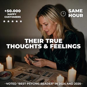 Puede incluir: Una persona vidente con una blusa de terciopelo verde oscuro realiza una lectura de cartas del tarot en una mesa con velas blancas encendidas. El texto incluye +50.000 HAPPY CUSTOMERS, SAME HOUR, THEIR TRUE THOUGHTS & FEELINGS y VOTED BEST PSYCHIC READER.
