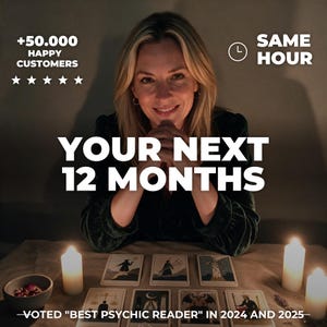 Könnte beinhalten: Ein Medium sitzt hinter einem Tisch mit sieben ausgelegten Tarotkarten, beleuchtet von drei weißen Kerzen. Der Text lautet: +50.000 HAPPY CUSTOMERS, SAME HOUR, YOUR NEXT 12 MONTHS und VOTED "BEST PSYCHIC READER" IN 2024 AND 2025.