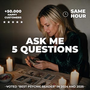 Può includere: Una persona con un top in velluto verde scuro mescola carte dei tarocchi su un tavolo con candele bianche accese. Testo: +50.000 HAPPY CUSTOMERS, SAME HOUR, ASK ME 5 QUESTIONS, VOTED "BEST PSYCHIC READER" NEL 2024 E 2025, e cinque stelle.