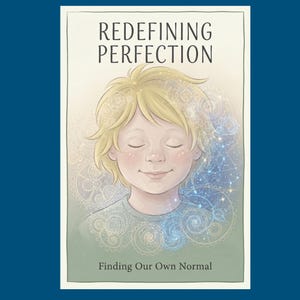 以下が含まれることがあります： 目を閉じた金髪の子供が描かれた長方形のイラスト。淡い歯車の模様と青い星屑に囲まれています。上部には「REDEFINING PERFECTION」、画像の下部には「Finding Our Own Normal」というテキストが印刷されています。