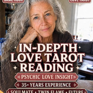 Könnte beinhalten: Eine Person mit langem grauem Haar in einem braunen Pullover, platziert hinter drei Tarotkarten mit den Bezeichnungen The Fool, Four of Swords und The Star. Die Texteinblendungen umfassen SAME HOUR, LOVE TAROT, IN-DEPTH LOVE TAROT READING, PSYCHIC LOVE INSIGHT, 35+ YEARS EXPERIENCE, SOULMATE, TWIN FLAME, FUTURE.