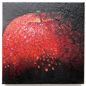 Op de afbeelding: Een vierkant canvas schilderij met een gestructureerde, felrode appel tegen een diepzwarte achtergrond. Het oppervlak van de appel vertoont dikke impasto verfstreken met zichtbare highlights en een klein groen steeltje in het midden.