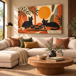 Può includere: Una stampa artistica rettangolare da parete con due gatti neri vicino a un giradischi. L'illustrazione include un grande sole arancione, un vaso in terracotta con rami d'ulivo e forme astratte nei toni dell'arancione, verde e crema.