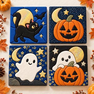 Pode incluir: Quatro azulejos decorativos quadrados com temas de Halloween. Um mostra um gato preto com uma lua, outro uma abóbora, o terceiro um fantasma branco com uma lua crescente e o quarto um fantasma sentado numa abóbora com uma lua cheia.