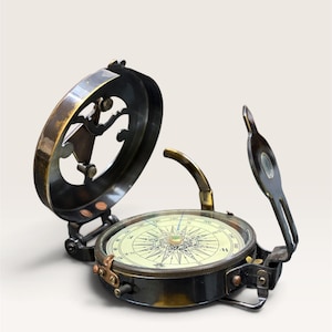 Vintage navigationskompass och solur