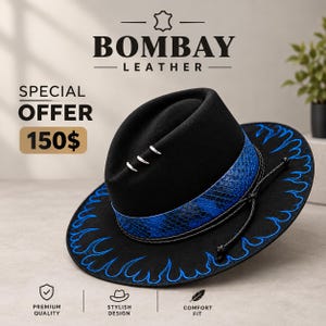 Puede incluir: Un sombrero fedora negro con una banda de textura de piel de serpiente azul, un cordón trenzado negro fino con extremos esféricos y un bordado de llamas azules a lo largo del ala. Tres detalles metálicos plateados adornan la corona.