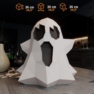 Może przedstawiać: Biała, geometryczna rzeźba ducha typu low-poly z ciemnymi, pustymi oczodołami i szeroko otwartymi ustami. Figurka posiada ostre, kanciaste płaszczyzny i mierzy 36 cm wysokości, szerokości i głębokości, zgodnie z informacją tekstową na obrazie.