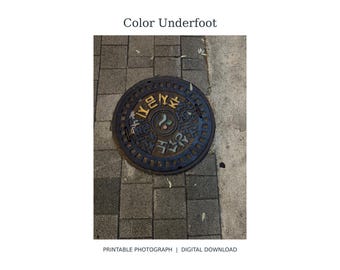 Color bajo los pies, fotografía callejera coreana para imprimir, arte mural de tapa de alcantarilla azul y amarilla, descarga digital 3:4
