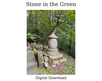Puede incluir: Una escultura de pagoda de piedra con una parte superior redondeada y una base tallada se encuentra junto a una escalera de piedra en un bosque. El texto 'Stone in the Green' aparece arriba y 'Digital Download' abajo.