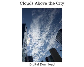 Puede incluir: Una descarga digital titulada Clouds Above the City que muestra una vista en contrapicado de rascacielos de cristal que enmarcan un cielo azul brillante con nubes blancas y un destello solar entre los edificios.