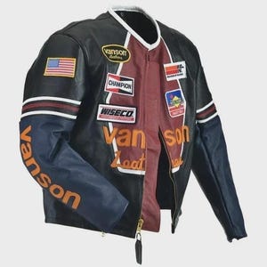 Puede incluir: Una chaqueta de moto de cuero en negro, granate y azul marino con cuello blanco, mangas largas y cremallera frontal. La chaqueta está decorada con varios parches bordados, incluidos los logotipos de Vanson Leathers, Champion y Wiseco.