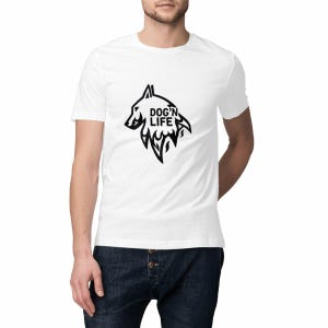Peut inclure: Un t-shirt blanc à manches courtes avec une impression graphique noire sur la poitrine. Le motif représente la silhouette stylisée d'une tête de loup avec des flammes en bas et le texte DOG'N LIFE imprimé en lettres capitales noires grasses.