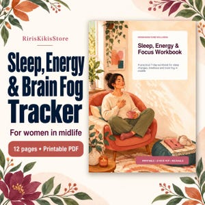 Może przedstawiać: 12-stronicowy zeszyt ćwiczeń w formacie PDF do druku zatytułowany Sleep, Energy & Brain Fog Tracker for women in midlife. Okładka zawiera ilustrację osoby siedzącej w koralowym fotelu z kubkiem oraz opis 7-dniowego planu poprawy snu i skupienia.