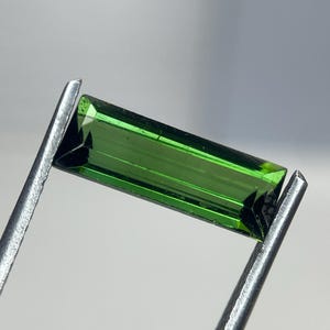 Natuurlijke groene toermalijn 2,10 ct, gefacetteerde rechthoekige losse edelsteen, geboortesteen van oktober
