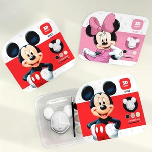 Puede incluir: Tres kits de pintura en relieve 3D con Mickey Mouse y Minnie Mouse. Los kits incluyen una cara de personaje moldeada en blanco, un pincel pequeño y botes de pintura. El empaque muestra a los personajes en tonos rojos y rosas con el texto K162 y K163.