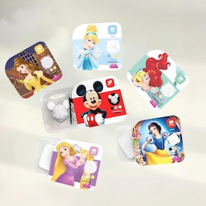Op de afbeelding: Een verzameling van zes Disney 3D-reliëf schildersets met Belle, Assepoester, Ariël, Mickey Mouse, Rapunzel en Sneeuwwitje. Elke set bevat een wit gevormd figuurtje, een klein penseel en een setje met verschillende kleuren verf.