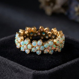 Anello eternity con fiore in oro bianco e opale / Anello impilabile con opale floreale / Fede nuziale con pietra portafortuna di ottobre / Regalo di anniversario unico per lei.