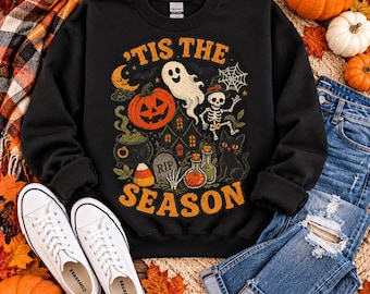 Sudadera de Halloween "Tis the Season", cuello redondo estilo vintage DTF, camiseta de fantasma, calabaza y esqueleto para la temporada espeluznante.