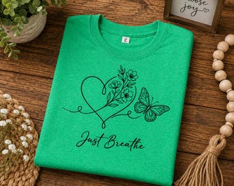 Camiseta "Just Breathe", camiseta inspiradora con mariposas, camiseta con mensajes positivos, regalo de autocuidado para mujeres, camiseta con estampado de corazón floral.