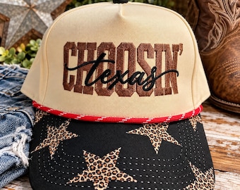 Gorra de camionero Choosin' Texas bordada, estrellas con estampado de leopardo, detalle de cuerda estilo western.