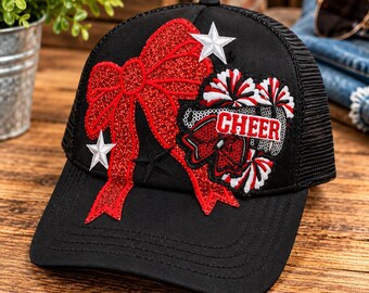 Gorra de camionero para mamás animadoras, gorra de animadora con lazo rojo brillante, gorra con parche bordado de animadora, regalo para animadora, gorra para el día del partido, gorra de malla negra