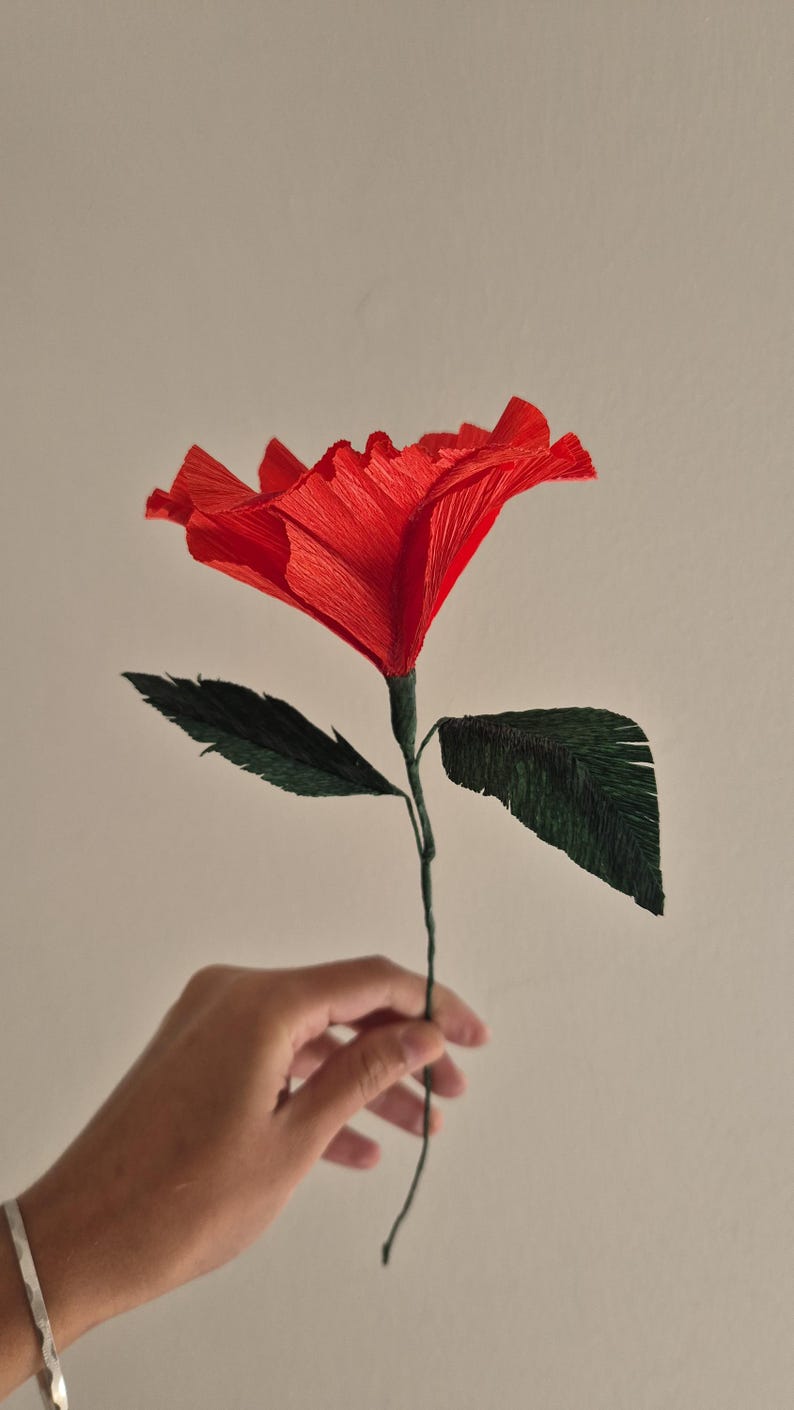 Hibiscus en papier crépon fait main - Fleur tropicale rouge, tige de 20 ...