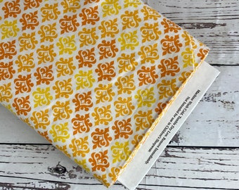 Giggles en amarillo/naranja por Me and My Sisters Designs para Moda Fabrics, Vendido en incrementos de 1/2 yarda, Tela cortada a medida