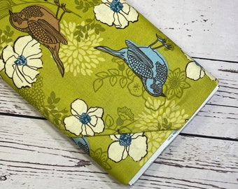 Birds and Blooms in Olive for Benartex Fabrics Se vende en incrementos de 1/2 yarda, Tela cortada a medida