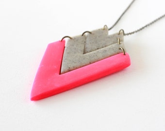 Geometrische neonpink und grau Stammes-Pfeil, Polymer Clay Anhänger Halskette