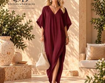 Puede incluir: Un vestido caftán de color burdeos intenso con escote en V, mangas cortas anchas y una abertura lateral alta. La prenda está confeccionada en un tejido texturizado y se combina con un bolso de mano tejido de color crema con silueta fluida.