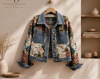 Puede incluir: Una chaqueta de mezclilla con un patrón floral de tapiz multicolor en las mangas y paneles traseros, con bolsillos en el pecho, cuello y puños de mezclilla azul sólido. La chaqueta tiene cierre frontal de botones y una etiqueta Bernard Lafond.