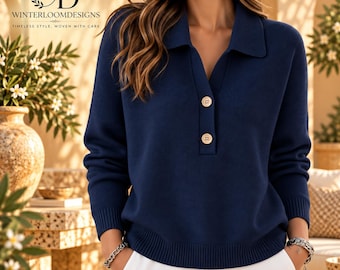 Puede incluir: Un suéter de punto azul marino de manga larga con cuello, una tapeta parcial con dos botones claros y puños y dobladillo acanalados. El texto "WD WINTERLOOMDESIGNS TIMELESS STYLE, WOVEN WITH CARE" es visible en la imagen.