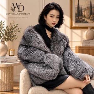 Könnte beinhalten: Eine flauschige Kunstpelzjacke in Silber und Schwarz mit langen Ärmeln und einem breiten Kragen, getragen über einem schwarzen Oberteil und Rock. Die Jacke zeichnet sich durch eine dichte, mehrfarbige Textur mit grauen und schwarzen Akzenten aus.