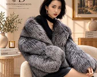 Puede incluir: Una chaqueta de piel sintética en tonos plateados y negros con mangas largas y cuello ancho, sobre una blusa y falda negras. La prenda presenta una textura densa y multicolor con reflejos grises y negros en todo el material grueso y suave.