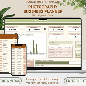 Könnte beinhalten: Eine Google Sheets Vorlage für einen Fotografie-Businessplaner, angezeigt auf einem Laptop, Tablet und Smartphone. Die Benutzeroberfläche zeigt Geschäftsübersichtsdaten, Einnahmen-Ausgaben-Diagramme und Tabellen zur Kundenverwaltung.