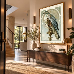 Puede incluir: Una impresión de arte mural vertical enmarcada que muestra un pájaro mecánico con alas metálicas y engranajes, posado sobre un pedestal. La obra presenta un fondo circular ornamentado en tonos azul y oro, con el texto Époque Automata - 0,5 en la parte inferior.
