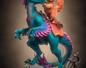 Puede incluir: Una figura de dinosaurio color cerceta con plumas de puntas rosas y una silla de montar marrón. Un gato naranja con corona y gafas moradas está sentado sobre su lomo. La base incluye un candado negro, una cadena y el logotipo H3LL CREATOR.