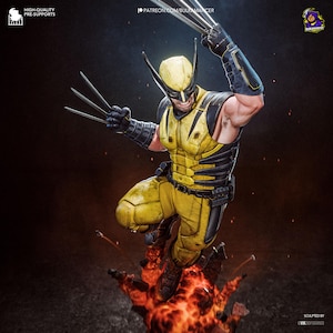 Könnte beinhalten: Eine gelb-schwarze Actionfigur eines Charakters mit einer Maske mit spitzen Ohren, die an jeder Hand drei metallische Krallen aufweist. Die Figur befindet sich in einer dynamischen Sprungpose über einer Basis aus orangefarbenen und roten Flammen.
