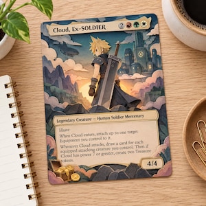 Puede incluir: Una tarjeta de arte en papel multicapa que presenta a Cloud, Ex-SOLDIER, una criatura legendaria de un juego de cartas coleccionables. La ilustración muestra a un personaje de pelo puntiagudo con una gran espada frente a una ciudad.