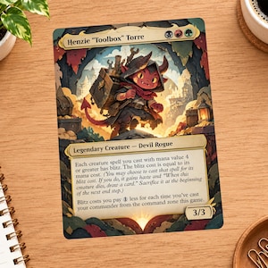 Könnte beinhalten: Eine Magic: The Gathering Sammelkarte mit dem Titel Henzie "Toolbox" Torre, die einen rothäutigen Teufel-Schurken mit einem Werkzeugrucksack vor einem Fantasy-Hintergrund zeigt, inklusive Text zu den Fähigkeiten und Werten der Kreatur.
