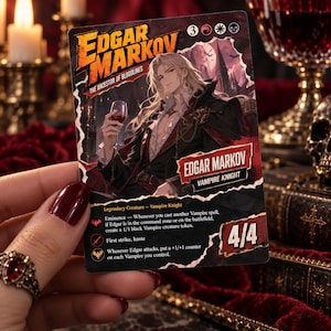 Può includere: Una carta collezionabile con l'illustrazione di Edgar Markov, un cavaliere vampiro dai lunghi capelli biondi che tiene in mano un calice di vino. La carta riporta il nome Edgar Markov, il testo The Ancestor of Bloodlines e statistiche di gioco.