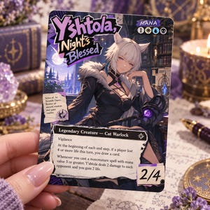 Puede incluir: Una carta coleccionable titulada Y'shtola, Night's Blessed que muestra a un personaje de pelo blanco con orejas de gato, vestido de negro y con un bastón. El texto incluye Legendary Creature - Cat Warlock, Vigilance y 2/4.