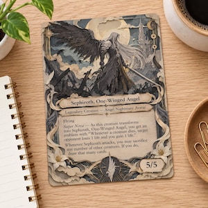 Könnte beinhalten: Eine mehrschichtige Papierkunstkarte mit Sephiroth, One-Winged Angel. Die Karte zeigt eine zentrale Figur mit einem großen schwarzen Flügel, einem Schwert und Text, der die Fähigkeiten der Kreatur, einschließlich Super Nova, mit 5/5 Stärke beschreibt.