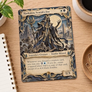 Op de afbeelding: Een rechthoekige ruilkaart getiteld Hashaton, Scarab's Fist, met een in donkere gewaden gehulde skeletfiguur met een staf, omringd door zombies. De kaarttekst luidt Legendary Creature - Zombie Wizard en bevat spelregels en 1/3 kracht.