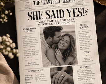 Könnte beinhalten: Eine Zeitung mit dem Titel The Heartfelt Herald und der Schlagzeile She Said Yes!, einem schwarz-weiß Foto eines verlobten Paares, Text über die Verlobung von Emily Carter und James Mitchell sowie einer Nahaufnahme eines Verlobungsrings.