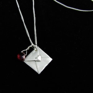 I Carry Your Heart - envelope prateado com granada