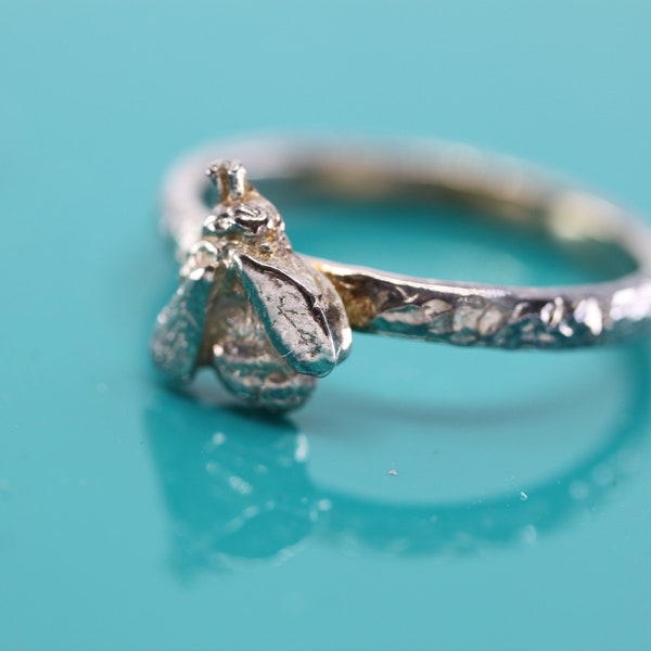 Kiss me, honey honey - solid silver bee ring