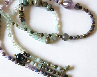 Collier asymétrique de pierres précieuses mélangées / 61 cm / vert / violet / fait main / N-74